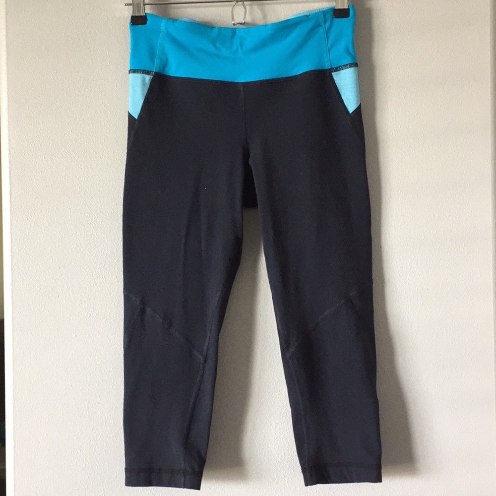 Lululemon Cropped Capri Leggings 6 Black Blue